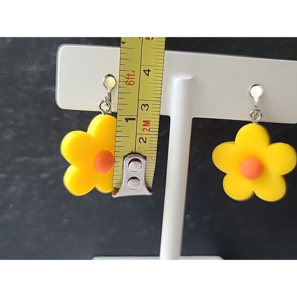 Daisy Flower Shaped Plastic Dangling Clip-on Earrings Vintage Costume Jewelry - Picture 9 of 10